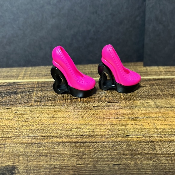 Mattel Monster High I Love Shoes Draculaura Doll with Shoe Collection - Picture 5 of 10